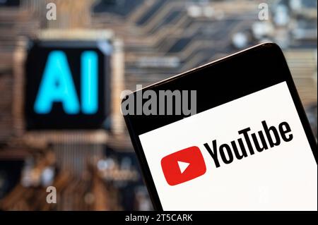 Dans cette illustration photo, la plate-forme américaine de partage de vidéos appartenant à Google, YouTube, logo vu affiché sur un smartphone avec une puce d'intelligence artificielle (IA) et un symbole en arrière-plan. Banque D'Images