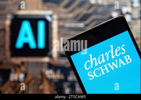 Dans cette illustration photo, le logo de la multinationale américaine de services financiers Charles Schwab est affiché sur un smartphone avec une puce d'intelligence artificielle (IA) et un symbole en arrière-plan. Banque D'Images