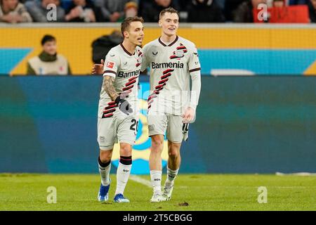 Sinsheim, Allemagne. 04 novembre 2023. Football : Bundesliga, TSG 1899 Hoffenheim - Bayer Leverkusen, Journée 10, PreZero Arena. Le buteur Alejandro Grimaldo (l) de Leverkusen célèbre le but 0:2 avec Florian Wirtz de Leverkusen. Crédit : Uwe Anspach/dpa - NOTE IMPORTANTE: conformément aux règlements de la Ligue allemande de football DFL et de la Fédération allemande de football DFB, il est interdit d'utiliser ou de faire utiliser des photographies prises dans le stade et/ou du match sous forme d'images séquentielles et/ou de séries de photos de type vidéo./dpa/Alamy Live News Banque D'Images