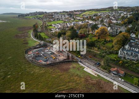 Grange-over-Sands, Cumbria, 4 novembre 2023 - le Grange-over-Sands Lido est actuellement en cours de restauration après des années de lutte pour sauver la structure des éléments et de la déréliction. La piscine extérieure anglaise du Nord-Ouest a été fermée au début des années 1990 en raison d'un manque de visiteurs, mais la pression a maintenant augmenté pour sauver la piscine. Westmorland and Furness Council est intervenu pour restaurer les bâtiments principaux et remplir la piscine de schiste. Si des fonds sont levés, la piscine peut être creusée et rouverte à l'avenir. Crédit : Arrêter Press Media/Alamy Live News Banque D'Images