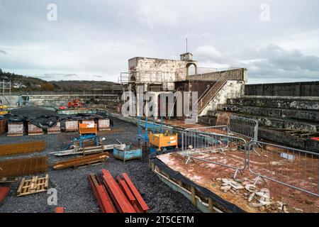 Grange-over-Sands, Cumbria, 4 novembre 2023 - le Grange-over-Sands Lido est actuellement en cours de restauration après des années de lutte pour sauver la structure des éléments et de la déréliction. La piscine extérieure anglaise du Nord-Ouest a été fermée au début des années 1990 en raison d'un manque de visiteurs, mais la pression a maintenant augmenté pour sauver la piscine. Westmorland and Furness Council est intervenu pour restaurer les bâtiments principaux et remplir la piscine de schiste. Si des fonds sont levés, la piscine peut être creusée et rouverte à l'avenir. Crédit : Arrêter Press Media/Alamy Live News Banque D'Images