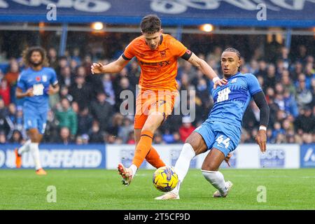 Birmingham, Royaume-Uni. 04 novembre 2023. Emanuel Aiwu de Birmingham City obtient son orteil au ballon pris lors du match EFL Sky Bet Championship entre Birmingham City et Ipswich Town à St Andrews, Birmingham, Angleterre le 4 novembre 2023. Photo de Stuart Leggett. Usage éditorial uniquement, licence requise pour un usage commercial. Aucune utilisation dans les Paris, les jeux ou les publications d'un seul club/ligue/joueur. Crédit : UK Sports pics Ltd/Alamy Live News Banque D'Images