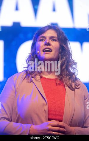 Amsterdam, pays-Bas. 4 novembre 2023. En prévision des élections législatives néerlandaises du 22 novembre, le congrès syndical de la FNV organise la Journée de la sécurité de l'existence Dag van de bestaanszekerheid. Avec les disparités entre les revenus et le coût de la vie, le sujet de la sécurité financière personnelle est un sujet brûlant pendant les élections. La journée commence par une marche à travers la ville et se termine par un débat sur le sujet avec un certain nombre de candidats parlementaires. Marieke Koekkoek Volt crédit : Imago/Alamy Live News Banque D'Images