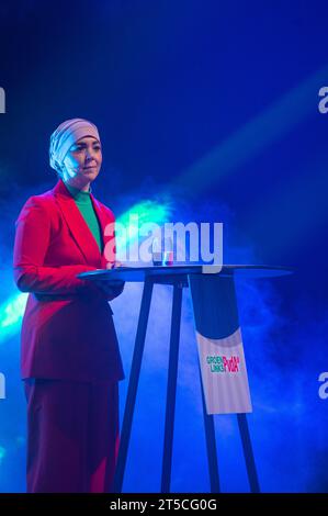 Amsterdam, pays-Bas. 4 novembre 2023. En prévision des élections législatives néerlandaises du 22 novembre, le congrès syndical de la FNV organise la Journée de la sécurité de l'existence Dag van de bestaanszekerheid. Avec les disparités entre les revenus et le coût de la vie, le sujet de la sécurité financière personnelle est un sujet brûlant pendant les élections. La journée commence par une marche à travers la ville et se termine par un débat sur le sujet avec un certain nombre de candidats parlementaires. Esmah Lahlah GroenLinks-PvdA crédit : Imago/Alamy Live News Banque D'Images