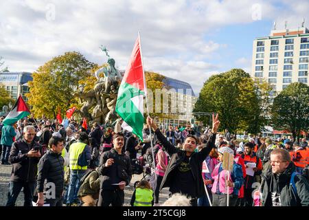 Pro-palästinensische und linksradikale Vereine demonstrieren am Neptunbrunnen beim Alexanderplatz à Berlin-Mitte. Der Demonstrationszug führte unter strengen Auflagen über Unter den Linden, Friedrichstrasse bis zum Potsdamer Platz. News, Israel-Konflikt, Grossdemo, Solidarität mit Palästina, *** des associations pro-palestiniennes et de gauche radicale manifestent à la fontaine Neptune près de Alexanderplatz à Berlin Mitte la marche de manifestation a été menée dans des conditions strictes via Unter den Linden, Friedrichstrasse à Potsdamer Platz News, conflit israélien, manifestation à grande échelle, solidarité avec Pal Banque D'Images