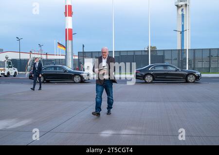 Besuch des deutschen Bundespräsidenten Frank-Walter Steinmeier in der Vereinigten Republik Tansania und in der Republik Sambia Deutschland, Berlin am 30.10.2023 : Bundespräsident Frank-Walter Steinmeier auf dem militärischen Teil vom Flughafen Berlin Brandenburg auf seinem Weg in ein Flugzeug der Flugbereitschaft der deutschaft der deutschen Bundeswehr, dhegschah, dhegschaft dheinyhr. *** Visite du Président fédéral allemand Frank Walter Steinmeier en République-Unie de Tanzanie et en République de Zambie Allemagne, Berlin le 30 10 2023 Président fédéral Frank Walter Steinmeier pour la partie militaire Banque D'Images