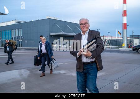 Besuch des deutschen Bundespräsidenten Frank-Walter Steinmeier in der Vereinigten Republik Tansania und in der Republik Sambia Deutschland, Berlin am 30.10.2023: Bundespräsident Frank-Walter Steinmeier, mit einem Arbeitsordner und einer Zeitung unter dem Arm, auf dem militärischen Teil vom Flughafen Berlin Brandenburg auf seinem Weg in ein Flugzeug der deutschen Flugbereitschaft der Bundeswehr, UM nach Daressalam Tansania zu fliegen. *** Visite du Président fédéral allemand Frank Walter Steinmeier en République-Unie de Tanzanie et en République de Zambie Allemagne, Berlin, le 30 10 2023 février Banque D'Images