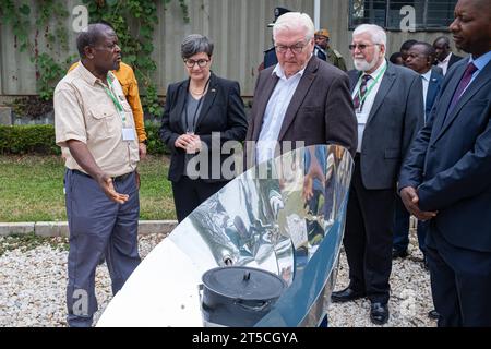 Besuch des deutschen Bundespräsidenten Frank-Walter Steinmeier in der Vereinigten Republik Tansania und in der Republik Sambia, Chongwe BEI Lusaka am 02.11.2023 : Direktor der Berufsschule Gelson N. Maluma, präsentiert Bundespräsident Frank-Walter Steinmeier eine Solar-alternative zum Kochen. Im Bild zu sehen v. l. nach r. : Direktor der Berufsschule Gelson N. Maluma, Susanne Haus Präsidentin der Handwerkskammer Frankfurt-Rhein-main, Bundespräsident Frank-Walter Steinmeier, Pastor Helmut Reutter, Mike Mposha - Minister für Wasserversorgung Sambia. *** Visite du président fédéral allemand Banque D'Images