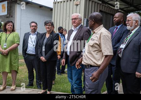 Besuch des deutschen Bundespräsidenten Frank-Walter Steinmeier in der Vereinigten Republik Tansania und in der Republik Sambia Sambia, Chongwe BEI Lusaka am 02.11.2023 : Bundespräsident Frank-Walter Steinmeier besucht die Fountain-Gate-Berufsschule. Im Bild zu sehen v l.nach r. : MDB Bärbel Kofler SPD, MDB Stefan Rouenhoff CDU/CSU, Susanne Haus Präsidentin der Handwerkskammer Frankfurt-Rhein-main, Bundespräsident Frank-Walter Steinmeier, Direktor der Berufsschule Gelson N. Maluma, Mike Mposha - Ministre für Wasserversorgung Sambia, Pasteur Helmut Reutter. *** Visite du président fédéral allemand Banque D'Images