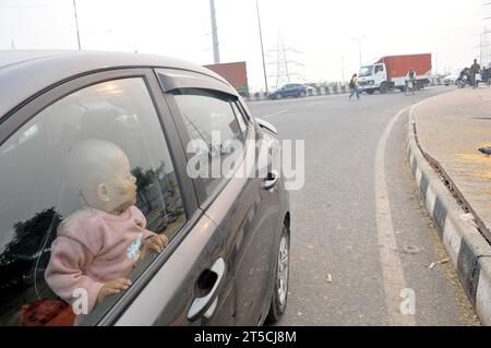 Uttar Pradesh, Noida, Inde. 4 novembre 2023. Enfant en voiture à Noida Uttar Pradesh fumé pendant la période où la ville est fumée Noidai, Delhi et l'Indice de qualité de l'air (IQA) de la région de la capitale nationale ont glissé dans la catégorie «grave et dangereux», a rapporté le Central pollution Control Board (CPCB), à Noida en Inde, le samedi 04 novembre 2023. (Image de crédit : © Ravi Batra/ZUMA Press Wire) USAGE ÉDITORIAL SEULEMENT! Non destiné à UN USAGE commercial ! Banque D'Images