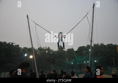 Uttar Pradesh, Noida, Inde. 4 novembre 2023. Le plaisir des enfants à Noida Uttar Pradesh fumé pendant la ville est smogcoverd Noidai, Delhi et l'Indice de qualité de l'air (IQA) de la région de la capitale nationale ont glissé dans la catégorie «grave et dangereux», a rapporté le Central pollution Control Board (CPCB), à Noida Inde, le samedi 04 novembre 2023. (Image de crédit : © Ravi Batra/ZUMA Press Wire) USAGE ÉDITORIAL SEULEMENT! Non destiné à UN USAGE commercial ! Banque D'Images