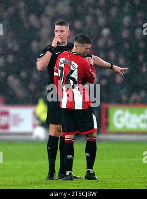 Oliver Norwood de Sheffield United réagit alors que l'arbitre Robert Jones tire le coup de sifflet lors du match de Premier League à Bramall Lane, Sheffield. Date de la photo : Samedi 4 novembre 2023. Banque D'Images