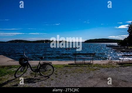 Un vélo et un banc au bord de la mer dans l'île de Vaxholms, qui fait partie de l'archipel de Stockholm Banque D'Images