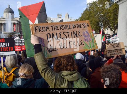 Londres, Royaume-Uni. 4 novembre 2023. Des dizaines de milliers de personnes se joignent à un rassemblement à Trafalgar Square pour appeler à un cessez-le-feu et en solidarité avec la Palestine alors que la guerre entre Israël et le Hamas se poursuit. Crédit : Vuk Valcic/Alamy Live News Banque D'Images