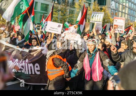 Pro-palästinensische und linksradikale Vereine demonstrieren à Berlin-Mitte. Der Demonstrationszug führte unter strengen Auflagen über Unter den Linden, Friedrichstrasse bis zum Potsdamer Platz. Actualités, Israel-Konflikt, Grossdemo, Solidarität mit Palästina, Berlin, Deutschland, *** des associations pro-palestiniennes et de gauche radicale manifestent à Berlin Mitte la marche de manifestation menée dans des conditions strictes via Unter den Linden, Friedrichstrasse à Potsdamer Platz nouvelles, conflit israélien, manifestation majeure, solidarité avec la Palestine, Berlin, Allemagne, crédit : Imago/Alamy Live News Banque D'Images