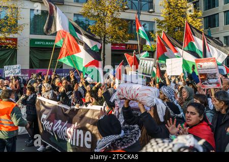 Pro-palästinensische und linksradikale Vereine demonstrieren à Berlin-Mitte. Der Demonstrationszug führte unter strengen Auflagen über Unter den Linden, Friedrichstrasse bis zum Potsdamer Platz. Actualités, Israel-Konflikt, Grossdemo, Solidarität mit Palästina, Berlin, Deutschland, *** des associations pro-palestiniennes et de gauche radicale manifestent à Berlin Mitte la marche de manifestation menée dans des conditions strictes via Unter den Linden, Friedrichstrasse à Potsdamer Platz nouvelles, conflit israélien, manifestation majeure, solidarité avec la Palestine, Berlin, Allemagne, crédit : Imago/Alamy Live News Banque D'Images