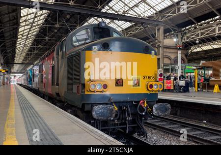 37608 'Andromeda à la plate-forme 5 à la gare de Preston travaillant le 8Q32 2238 Kilmarnock Bonnyton dépôt à Longsight T.M.D. (D). Banque D'Images