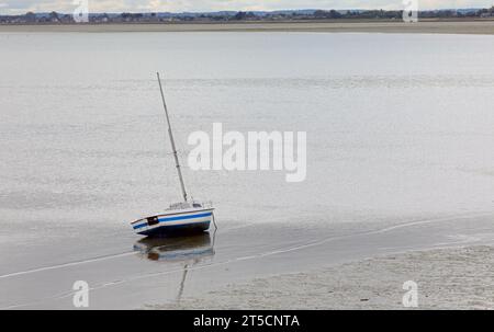 Bateau échoué sur les fonds marins à marée basse dans la ville de Cancale dans le nord de la France sans personnes Banque D'Images