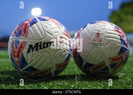 Hayes Lane, Royaume-Uni. 04 novembre 2023. Le ballon du match de la FA Cup est vu lors du match de la Emirates FA Cup Bromley FC vs Blackpool au Bromley football Club, Hayes Lane, Royaume-Uni, le 4 novembre 2023 (photo de Gareth Evans/News Images) à Hayes Lane, Royaume-Uni le 11/4/2023. (Photo Gareth Evans/News Images/Sipa USA) crédit : SIPA USA/Alamy Live News Banque D'Images