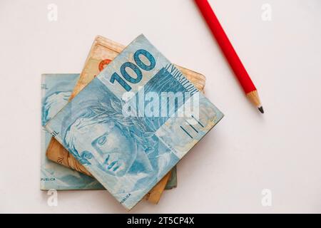 Plusieurs reais notes - argent du Brésil sur la table Banque D'Images