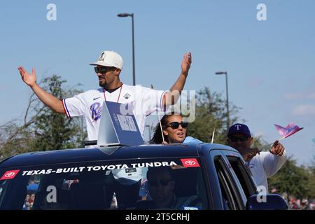 Arlington, États-Unis. 03 novembre 2023. Arlington, Texas, États-Unis : Marcus Semien, infielder des Texas Rangers, participe au défilé célébrant leur Championnat de la série mondiale 2023 dans les rues du quartier des divertissements d'Arlington et devant le Globe Life Field le vendredi 3 novembre 2023. (Photo de Javier Vicencio/Eyepix Group/Sipa USA) crédit : SIPA USA/Alamy Live News Banque D'Images