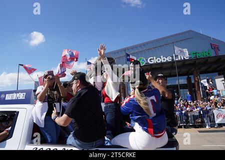 Arlington, États-Unis. 03 novembre 2023. Arlington, Texas, États-Unis : Martin Perez, lanceur des Texas Rangers, participe au défilé célébrant leur championnat de la série mondiale 2023 dans les rues du quartier des divertissements d'Arlington et devant le Globe Life Field le vendredi 3 novembre 2023. (Photo de Javier Vicencio/Eyepix Group/Sipa USA) crédit : SIPA USA/Alamy Live News Banque D'Images