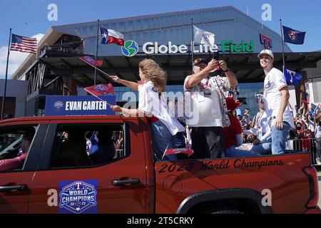 Arlington, États-Unis. 03 novembre 2023. Arlington, Texas, États-Unis : Evan carter, outfielder des Texas Rangers, participe au défilé célébrant leur Championnat de la série mondiale 2023 dans les rues du quartier des divertissements d'Arlington et devant le Globe Life Field le vendredi 3 novembre 2023. (Photo de Javier Vicencio/Eyepix Group/Sipa USA) crédit : SIPA USA/Alamy Live News Banque D'Images