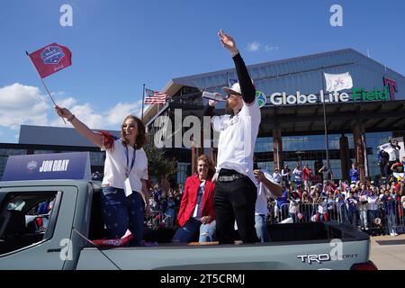 Arlington, États-Unis. 03 novembre 2023. Arlington, Texas, États-Unis : Jon Gray, lanceur des Texas Rangers, participe à la parade célébrant leur Championnat de la série mondiale 2023 dans les rues du quartier des divertissements d'Arlington et devant le Globe Life Field le vendredi 3 novembre 2023. (Photo de Javier Vicencio/Eyepix Group/Sipa USA) crédit : SIPA USA/Alamy Live News Banque D'Images