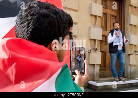 Bath, Royaume-Uni. 4 novembre 2023. Des partisans pro-palestiniens sont photographiés à l’extérieur de l’abbaye de Bath en train d’écouter des discours avant de prendre part à une marche de protestation de cessez-le-feu maintenant dans Bath. La marche et le rassemblement de protestation « cessez-le-feu maintenant » ont été organisés afin de permettre aux gens de montrer leur soutien et leur solidarité avec le peuple palestinien et de protester contre les actions récentes d'Israël à Gaza. Crédit : Lynchpics/Alamy Live News Banque D'Images