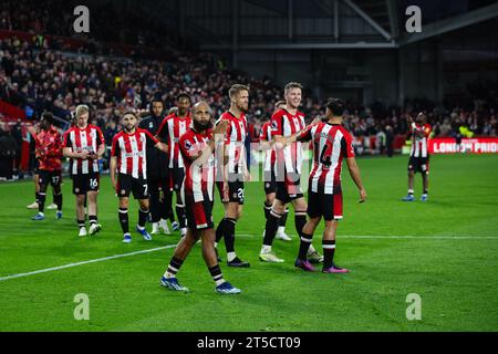 LONDRES, Royaume-Uni - 4 novembre 2023 : les joueurs de Brentford applaudissent les supporters après le match de Premier League entre Brentford FC et West Ham United au Gtech Community Stadium (crédit : Craig Mercer / Alamy Live News) Banque D'Images