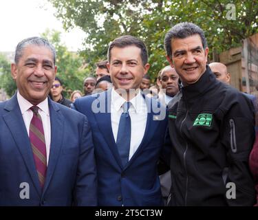 New York, NY, États-Unis. 4 novembre 2023. Représentant Adriano Espaillat, Secrétaire Pete Buttigieg et Ydanis Rodriguez, Commissaire du Département des Transports de New York à l'emplacement de la 2nd Avenue Subway à East Harlem, New York City le 04 novembre 2023.relief est sur le chemin pour des dizaines de milliers de New-Yorkais, qui vivent actuellement un désert de transit.Construction est prêt à commencer pour la longue dormante deuxième Avenue ligne de métro à East Harlem. Crédit : ZUMA Press, Inc./Alamy Live News Banque D'Images