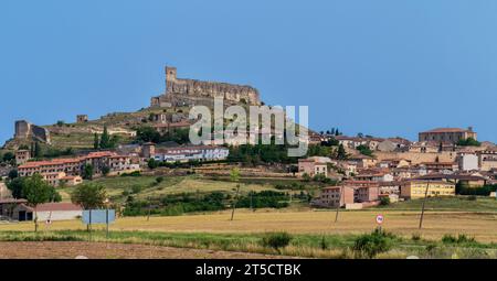 Le château dans la partie haute de la ville est le monument le plus représentatif d'Atienza. Route de la laine du Camino de Santiago. Guadalajara Banque D'Images