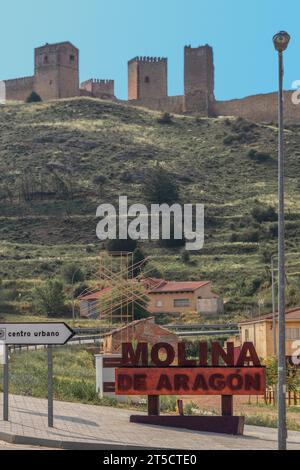 Le château et le mur de la municipalité de Molina de Aragon, dans la province de Guadalajara, communauté autonome de Castilla la Mancha, Espagne, Europe Banque D'Images