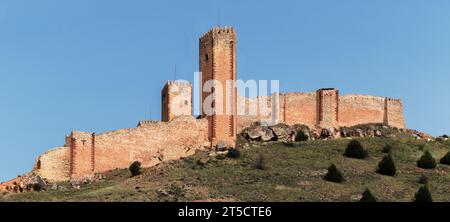 Le château et le mur de la municipalité de Molina de Aragon, dans la province de Guadalajara, communauté autonome de Castilla la Mancha, Espagne, Europe Banque D'Images