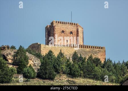 Le château et le mur de la municipalité de Molina de Aragon, dans la province de Guadalajara, communauté autonome de Castilla la Mancha, Espagne, Europe Banque D'Images