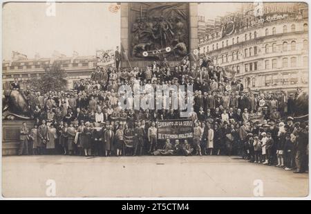 Photographie de délégués internationaux à un congrès d'espéranto, Londres, 1930. La photo en noir et blanc montre une foule de délégués à Trafalgar Square, rassemblés autour de la colonne Nelson. Certains membres du groupe brandissent des drapeaux et des banderoles de la Sennacieca Asocio Tutmonda (Association nationale mondiale), une association espéranto de gauche qui a organisé un Congrès ouvrier d'espéranto à Londres en 1930. Banque D'Images