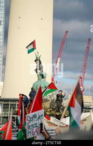 Pro-palästinensische und linksradikale Vereine demonstrieren am Neptunbrunnen beim Alexanderplatz à Berlin-Mitte. Der Demonstrationszug führte unter Banque D'Images