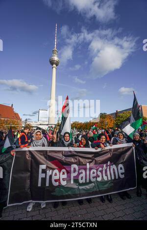 Pro-palästinensische und linksradikale Vereine demonstrieren am Neptunbrunnen beim Alexanderplatz à Berlin-Mitte. Der Demonstrationszug führte unter Banque D'Images