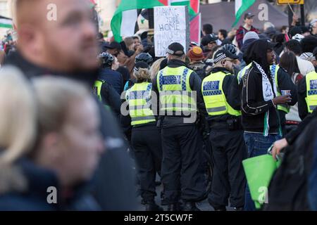 Westminster, Londres, Royaume-Uni. 4 novembre 2023. Des groupes soutenant les Palestiniens manifestent dans le centre de Londres en réponse à la crise actuelle entre Israël et le Hamas à Gaza. Israël a déclaré qu'un état de guerre existe entre les deux régions suite à l'attaque du Hamas du 7 octobre contre Israël qui a entraîné la mort de plus de 1400 hommes israéliens, femmes et enfants. Les manifestants sont préoccupés par la réaction de l'armée israélienne. Crédit : Newspics UK London/Alamy Live News Banque D'Images