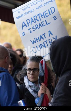 Westminster, Londres, Royaume-Uni. 4 novembre 2023. Femme utilisant mégaphone dit à PRET Un client de manger que la société aide Israël en fournissant de la nourriture. Elle a ensuite été arrêtée par la police galloise assistant la police du met. Elle était là avec d'autres membres de groupes soutenant la manifestation palestinienne dans le centre de Londres en réponse à la crise actuelle entre Israël et le Hamas à Gaza. Israël a déclaré qu'un état de guerre existe entre les deux régions suite à l'attaque du Hamas du 7 octobre contre Israël qui a entraîné la mort de plus de 1400 hommes israéliens, femmes et enfants. Ceux qui protestent sont inquiets Banque D'Images