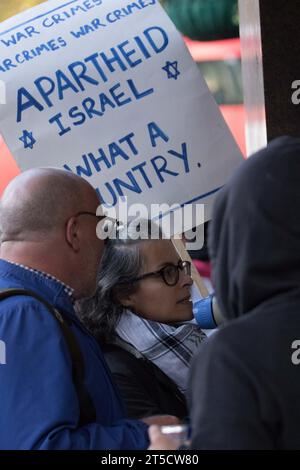 Westminster, Londres, Royaume-Uni. 4 novembre 2023. Femme utilisant mégaphone dit à PRET Un client de manger que la société aide Israël en fournissant de la nourriture. Elle a ensuite été arrêtée par la police galloise assistant la police du met. Elle était là avec d'autres membres de groupes soutenant la manifestation palestinienne dans le centre de Londres en réponse à la crise actuelle entre Israël et le Hamas à Gaza. Israël a déclaré qu'un état de guerre existe entre les deux régions suite à l'attaque du Hamas du 7 octobre contre Israël qui a entraîné la mort de plus de 1400 hommes israéliens, femmes et enfants. Ceux qui protestent sont inquiets Banque D'Images