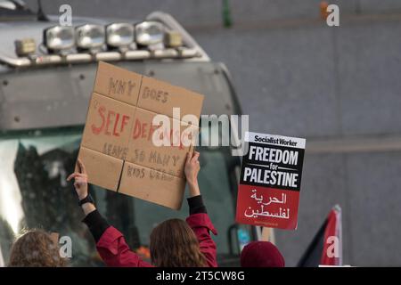 Westminster, Londres, Royaume-Uni. 4 novembre 2023. Des groupes soutenant les Palestiniens manifestent dans le centre de Londres en réponse à la crise actuelle entre Israël et le Hamas à Gaza. Israël a déclaré qu'un état de guerre existe entre les deux régions suite à l'attaque du Hamas du 7 octobre contre Israël qui a entraîné la mort de plus de 1400 hommes israéliens, femmes et enfants. Les manifestants sont préoccupés par la réaction de l'armée israélienne. Crédit : Newspics UK London/Alamy Live News Banque D'Images