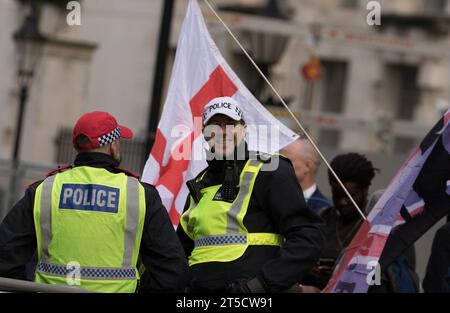 Westminster, Londres, Royaume-Uni. 4 novembre 2023. Des groupes soutenant les Palestiniens manifestent dans le centre de Londres en réponse à la crise actuelle entre Israël et le Hamas à Gaza. Israël a déclaré qu'un état de guerre existe entre les deux régions suite à l'attaque du Hamas du 7 octobre contre Israël qui a entraîné la mort de plus de 1400 hommes israéliens, femmes et enfants. Les manifestants sont préoccupés par la réaction de l'armée israélienne. Crédit : Newspics UK London/Alamy Live News Banque D'Images