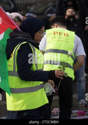 Westminster, Londres, Royaume-Uni. 4 novembre 2023. Des groupes soutenant les Palestiniens manifestent dans le centre de Londres en réponse à la crise actuelle entre Israël et le Hamas à Gaza. Israël a déclaré qu'un état de guerre existe entre les deux régions suite à l'attaque du Hamas du 7 octobre contre Israël qui a entraîné la mort de plus de 1400 hommes israéliens, femmes et enfants. Les manifestants sont préoccupés par la réaction de l'armée israélienne. Crédit : Newspics UK London/Alamy Live News Banque D'Images