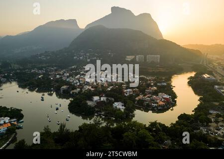 Vue aérienne des collines et des montagnes à Barra da Tijuca au lever du soleil Banque D'Images