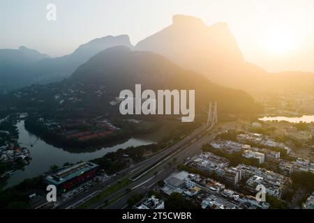 Vue aérienne des collines et des montagnes à Barra da Tijuca au lever du soleil Banque D'Images