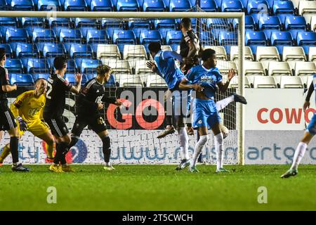 Peterborough le samedi 4 novembre 2023. Emmanuel Fernandez (20 Peterborough United) (l) marque Peterboroughs deuxième lors du match du premier tour de la FA Cup entre Peterborough et Salford City à London Road, Peterborough le samedi 4 novembre 2023. (Photo : Kevin Hodgson | MI News) crédit : MI News & Sport / Alamy Live News Banque D'Images