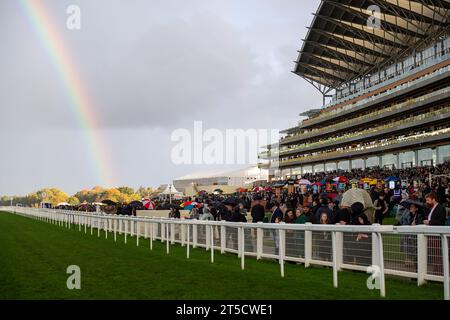 Ascot, Berkshire, Royaume-Uni. 4 novembre 2023. Après une journée d'averses et de soleil, un arc-en-ciel est apparu à travers l'hippodrome lors des courses d'Ascot cet après-midi. Crédit : Maureen McLean/Alamy Live News Banque D'Images