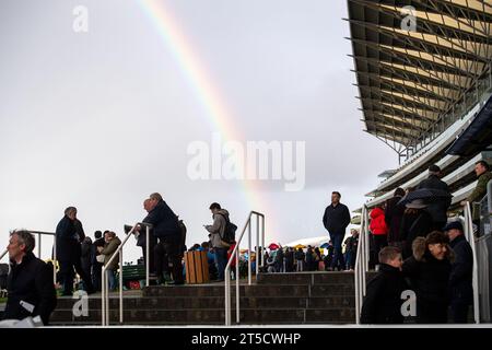 Ascot, Berkshire, Royaume-Uni. 4 novembre 2023. Après une journée d'averses et de soleil, un arc-en-ciel est apparu à travers l'hippodrome lors des courses d'Ascot cet après-midi. Crédit : Maureen McLean/Alamy Live News Banque D'Images