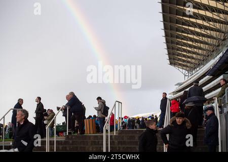 Ascot, Berkshire, Royaume-Uni. 4 novembre 2023. Après une journée d'averses et de soleil, un arc-en-ciel est apparu à travers l'hippodrome lors des courses d'Ascot cet après-midi. Crédit : Maureen McLean/Alamy Live News Banque D'Images